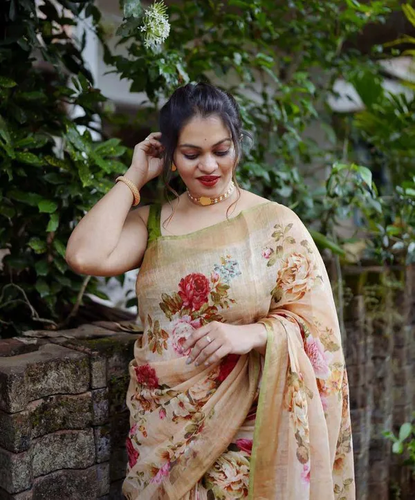 Linen_Saree_with_Digital_Print_and_Unstitched_Blouse_Piece